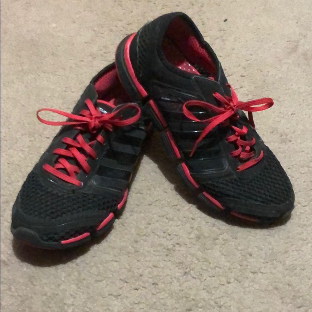 Women’s Adidas tennis shoe